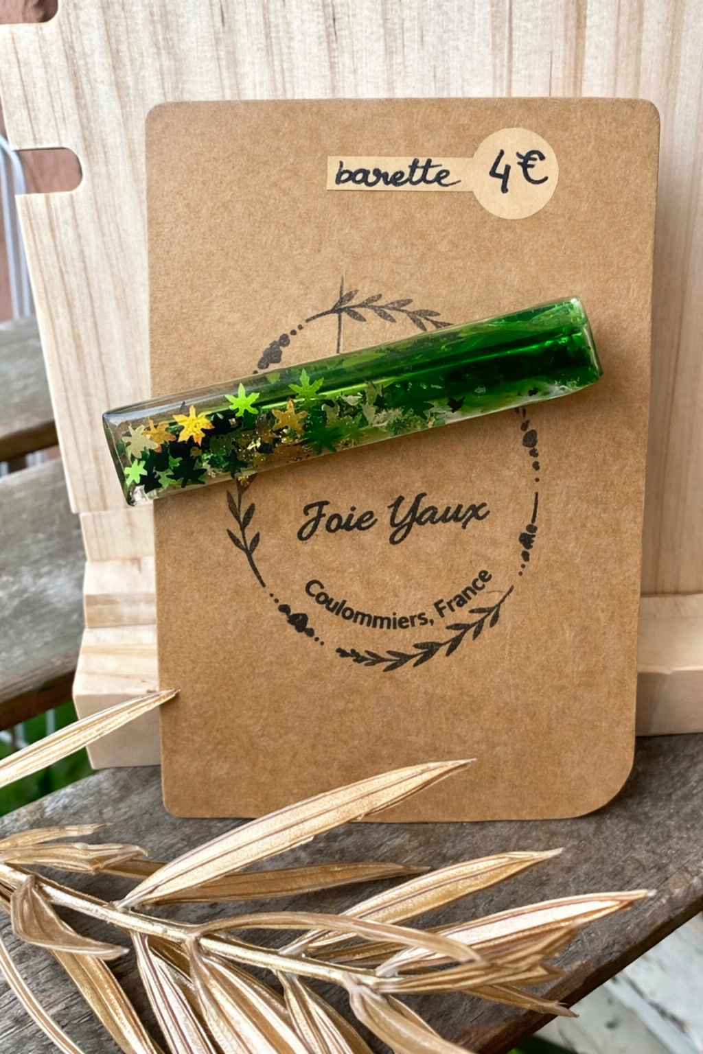 Barette résine feuilles de Jessica Deelyah, un accessoire élégant avec des motifs de feuilles détaillés et des paillettes scintillantes, ajoutant une touche de mystère et de style bohème à votre coiffure.