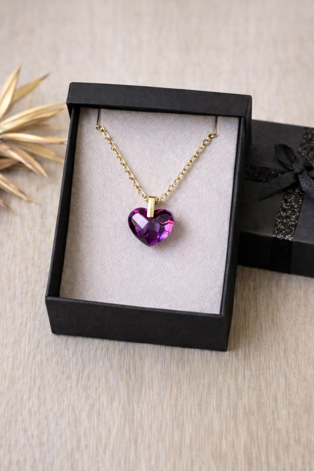 Collier cœur cristal Swarovski de Jessica Deelyah en mauve, élégant et scintillant, parfait pour exprimer l'amour.