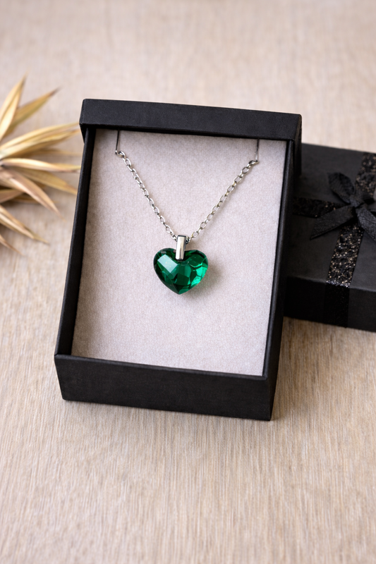 Collier cœur en cristal Swarovski vert de Jessica Deelyah, bijou élégant en acier inoxydable avec un pendentif scintillant, parfait pour un cadeau romantique ou un bel accessoire au quotidien.