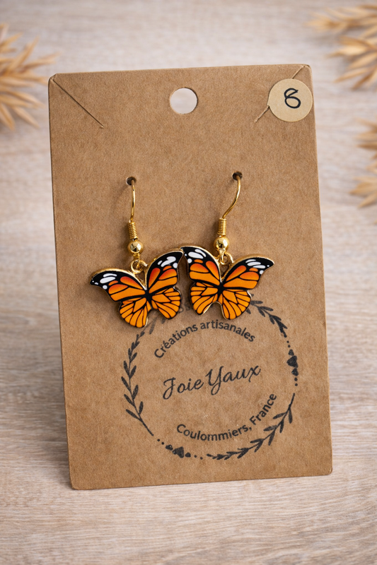 Boucles d’oreilles Papillons en acier de haute qualité, avec une finition orange éclatante, ajoutant une touche colorée et délicate à votre look.