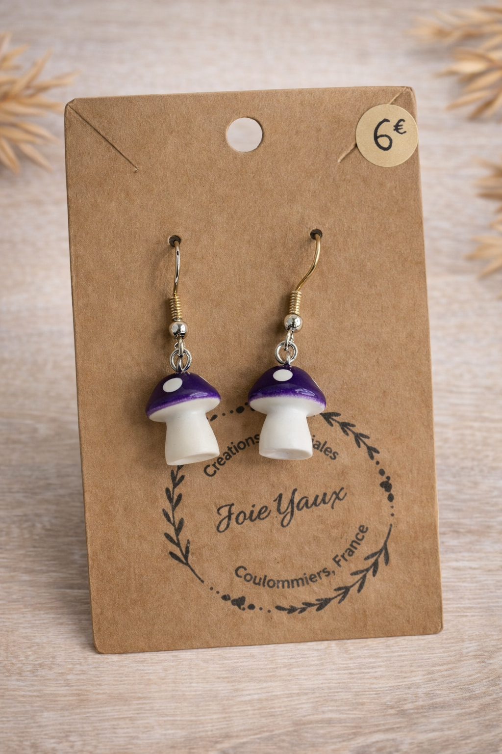 Boucles d’oreilles Champignons colorées en violet et rouge, une création artisanale unique de Jessica Deelyah, ajoutant une touche de fantaisie moderne à votre bijou.
