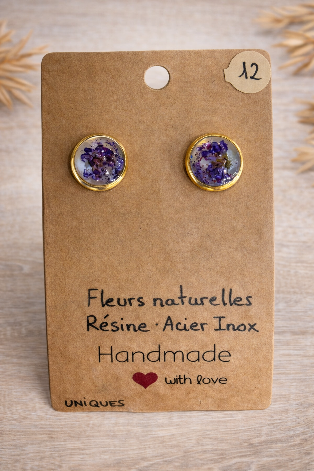 Boucles d’oreilles Puces fleurs naturelles, délicates créations artisanales de Jessica Deelyah, mettant en valeur des fleurs sauvages séchées, parfaites pour ajouter une touche de nature et d'élégance à votre tenue.