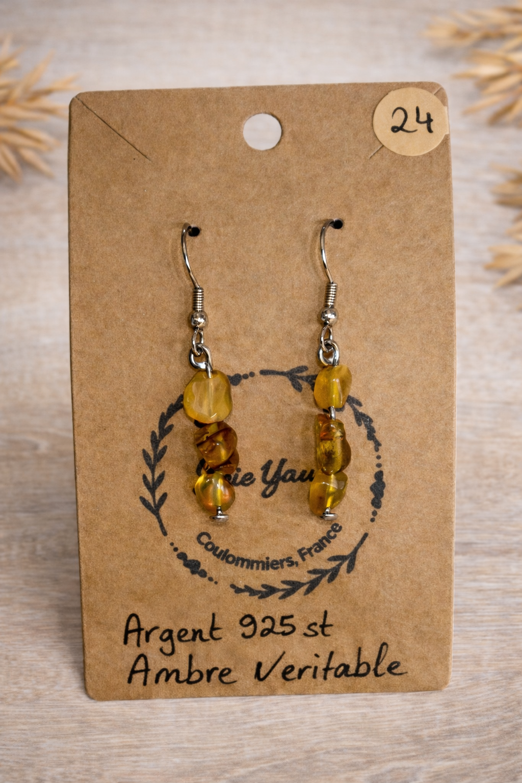 Boucles d'oreilles Ambre véritable de Jessica Deelyah, artisanat en argent 925, design élégant avec pierre d'ambre dorée, symbolisant beauté et bien-être.