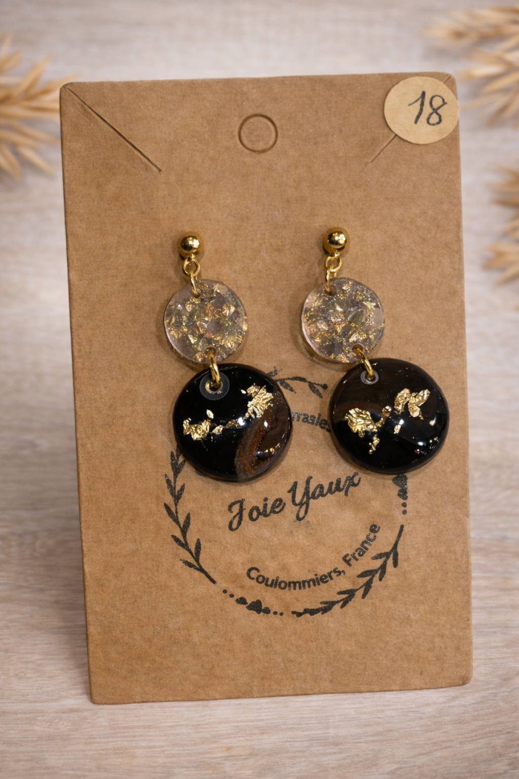 Boucles d’oreilles Lara – médaillon résine - Noir or marron, artisanales de Jessica Deelyah, affichant élégance et détails uniques en feuilles d'or.