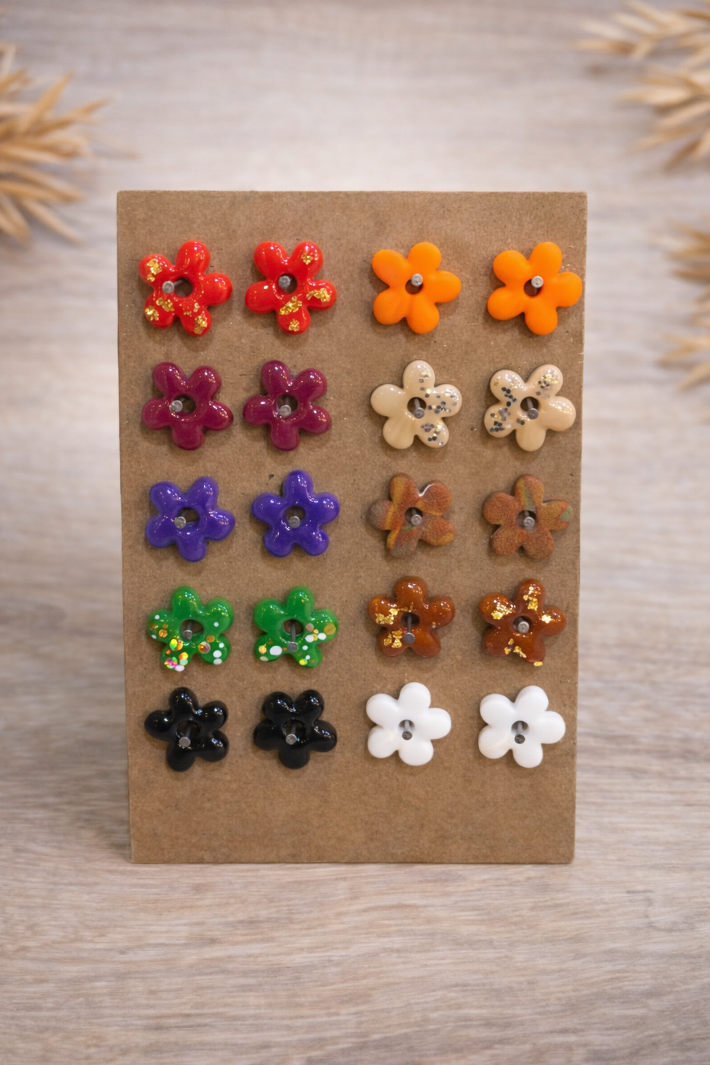 Boucles d’oreilles Pampilles colorées de Jessica Deelyah, réalisées en argile polymère et ornées de feuilles d’or, ajoutant une touche d'élégance et de sophistication à toutes vos tenues.