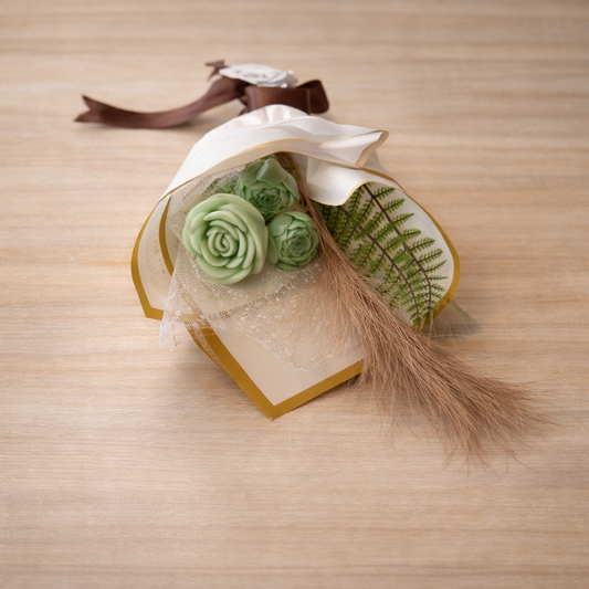 Bouquet floral – Les Étincelles de Noëmie, une composition artisanale unique avec des roses parfumées, fabriqué en cire de colza végétale, apportant élégance et parfum délicat dans votre intérieur.