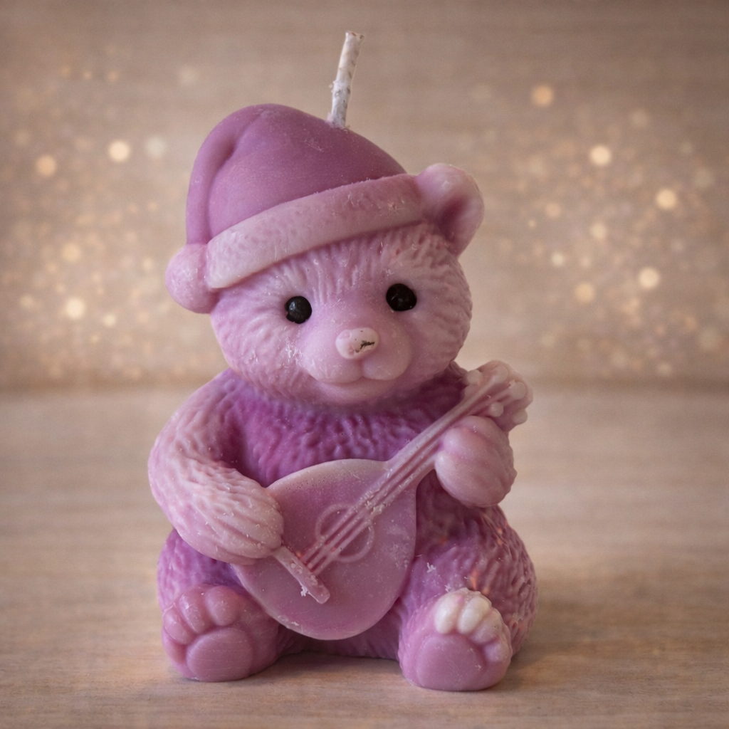 Bougie décorative en forme d'ours de Les Étincelles de Noëmie, ajoutant une touche de douceur et de magie à votre décoration intérieure.