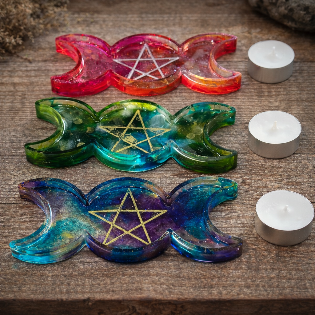 Porte-bougie Wicca de LhanisaCréa, une œuvre d'art artisanale en résine, décorée de pigments vibrants et paillettes scintillantes, idéale pour apporter une touche mystique à votre intérieur.