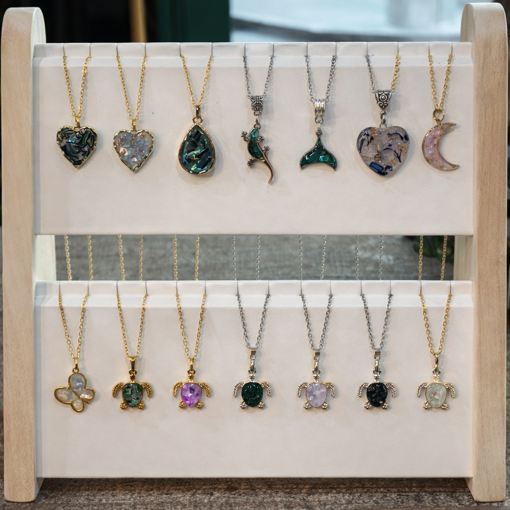 Collier acier inoxydable avec pendentifs en résine uniques de LhanisaCréa, mettant en valeur un savoir-faire artisanal exceptionnel et des pigments vibrants, parfait pour ajouter une touche d'originalité à votre style.