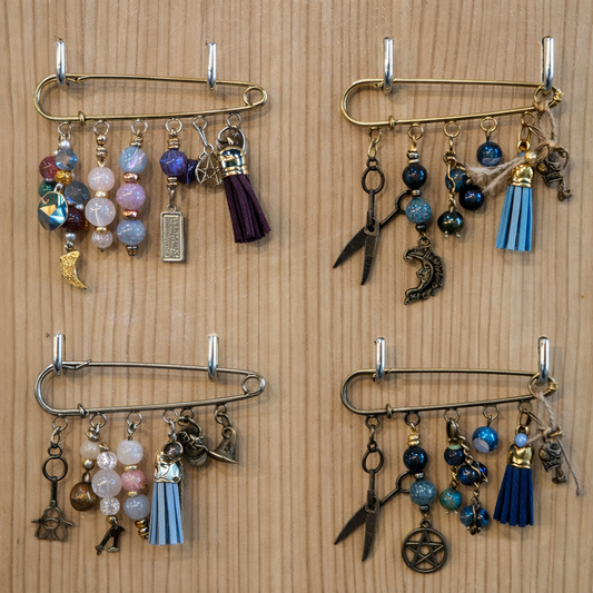 Grande broche artisanale lhanisacrea, mettant en valeur des pierres naturelles et un design mystérieux, idéale pour personnaliser vos tenues.