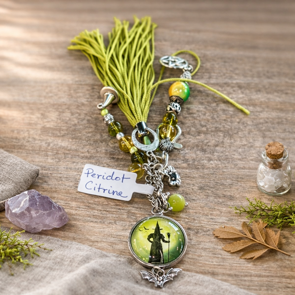 Bijou de sac sorcière de LhanisaCréa, un accessoire artisanal unique inspiré de l'ésotérisme, idéal pour personnaliser votre sac à main.