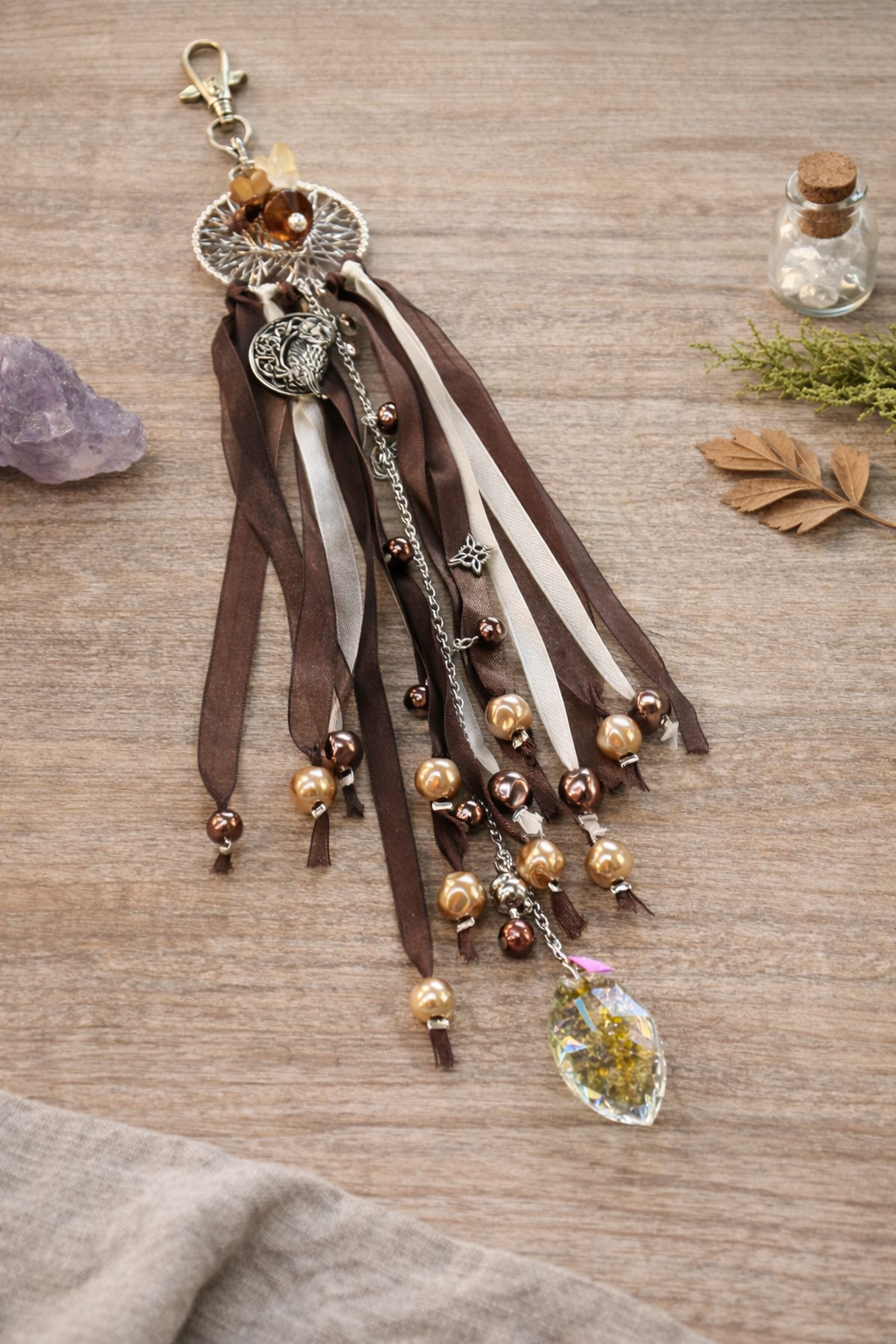 Ambiance lumineuse créée par l'Attrape-soleil de LhanisaCréa près d'une fenêtre.