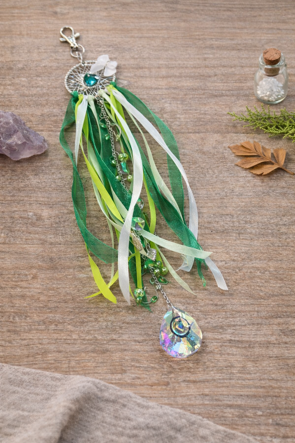 Détail de l'Attrape-soleil de LhanisaCréa, mettant en valeur les perles et éléments cristallins brillants.