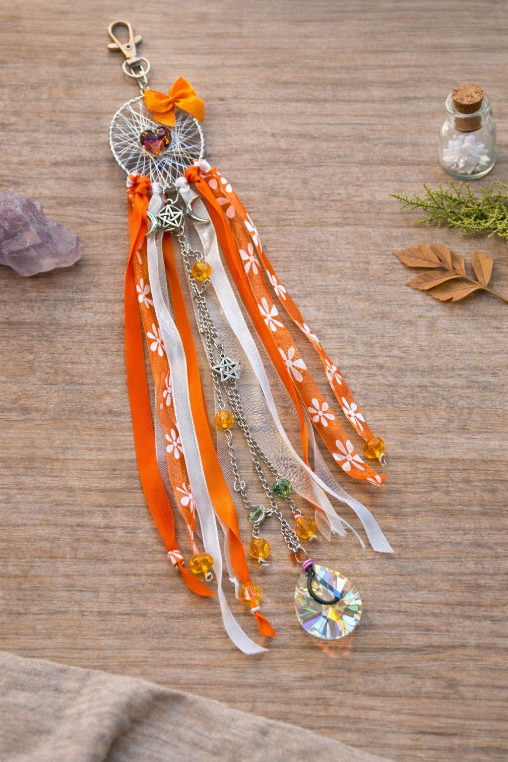 Attrape-soleil artisanal de LhanisaCréa, créant des reflets colorés dans une ambiance apaisante.