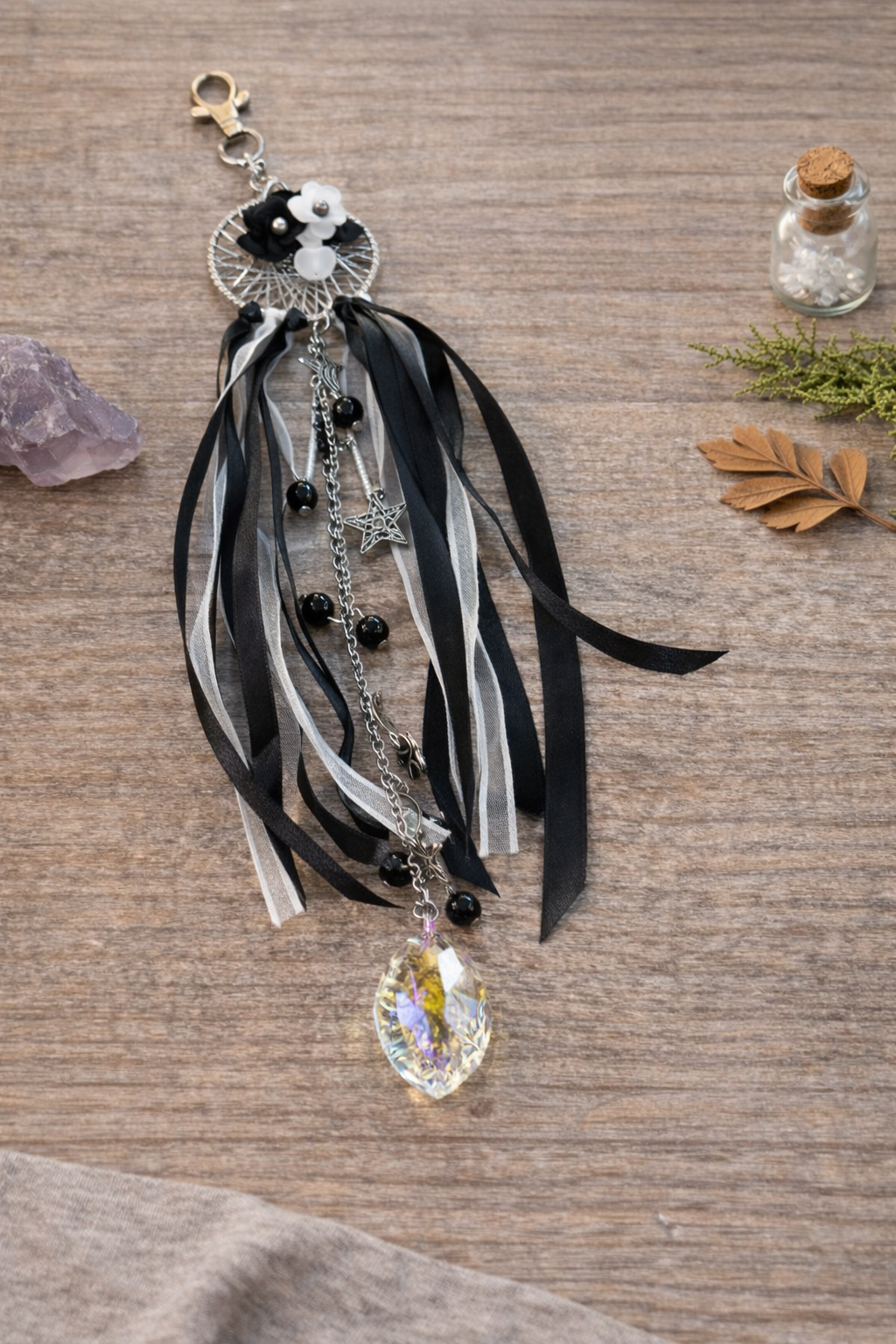 Attrape-soleil artisanal de LhanisaCréa, capturant la lumière et créant de magnifiques reflets colorés, idéal pour illuminer votre intérieur.