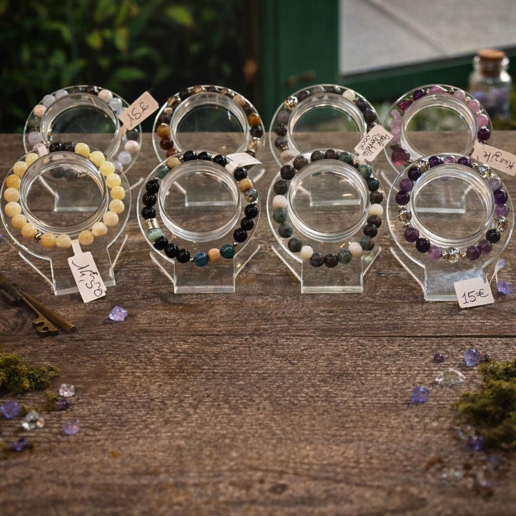 Bracelet LhanisaCréa en pierres naturelles, symbole de beauté intérieure et de protection spirituelle, reflétant un style mystique.