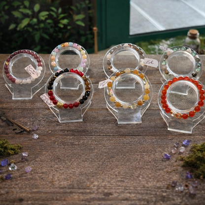 Détail du bracelet LhanisaCréa, mettant en valeur l'opale rose, la cornaline et d'autres pierres, promesse d'énergie et de bien-être.