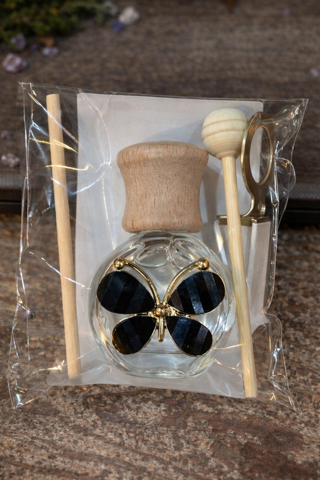 Bâton de remplacement pour le diffuseur voiture 7g de L'Atelier de Carou, garantissant une diffusion prolongée de parfum agréable dans votre véhicule.