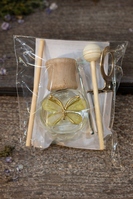 Diffuseur voiture 7g de L'Atelier de Carou, design élégant et compact, idéal pour créer une ambiance relaxante pendant vos trajets.