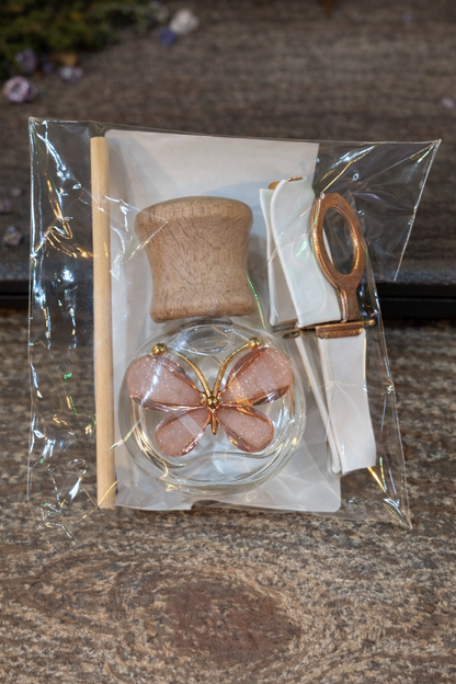 Diffuseur voiture 7g de L'Atelier de Carou, un accessoire élégant pour créer une ambiance relaxante et parfumée durant vos trajets en voiture.