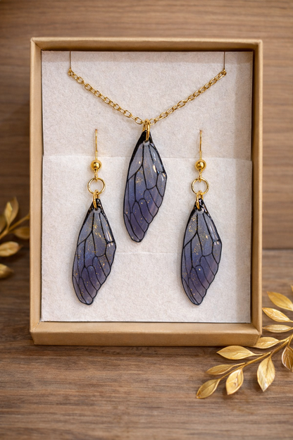 Ensemble collier et paire de boucles d’oreilles - Ailes de Fées, mettant en avant les boucles d’oreilles délicates avec un design aérien et magique, idéales pour les amateurs d'élégance.