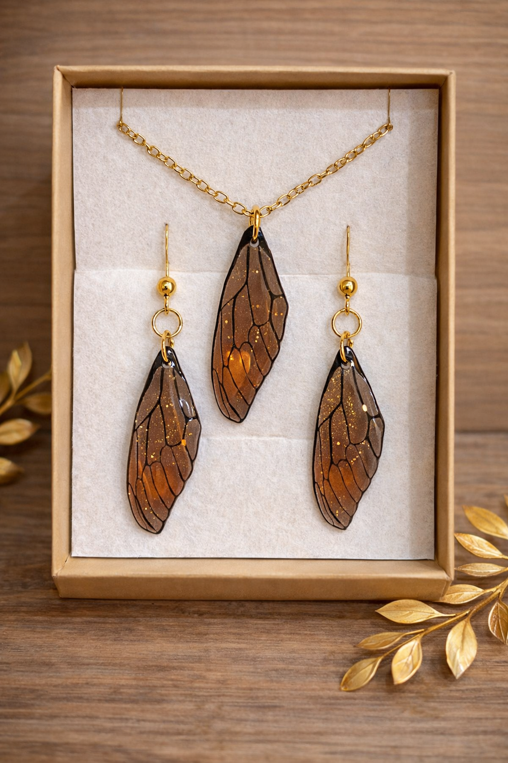 Zoom sur les boucles d’oreilles de l'ensemble Ailes de Fées, présentant la nuance subtile de bleu irisé et le design féerique, parfait pour toutes les occasions.