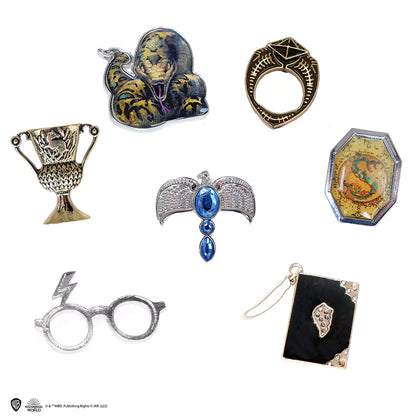 Pack de 7 pin’s Horcruxes - Harry Potter, mettant en avant les symboles emblématiques de l'univers magique tels que le journal intime de Tom Jedusor et le diadème de Rowena Serdaigle.