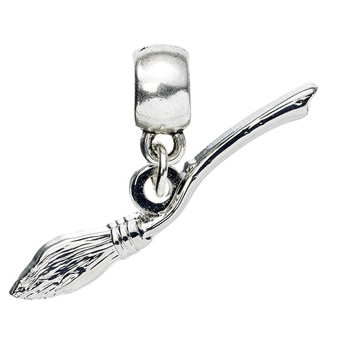 Pendentif Charm Balais Nimbus 2000 en métal plaqué argent, un bijou élégant qui célèbre l'univers magique de Harry Potter, parfait pour les fans et les collectionneurs.