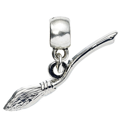 Pendentif Charm Balais Nimbus 2000 en métal plaqué argent, un bijou élégant qui célèbre l'univers magique de Harry Potter, parfait pour les fans et les collectionneurs.