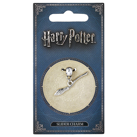 Pendentif Charm Balais Nimbus 2000 en métal plaqué argent, un accessoire élégant inspiré par l'univers magique d'Harry Potter, parfait pour twister votre style avec une touche mystérieuse.