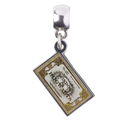 Pendentif Charm Ticket du Poudlard Express, un bijou en plaqué argent évoquant le célèbre train magique de Harry Potter, parfait pour tout amateur de la saga.