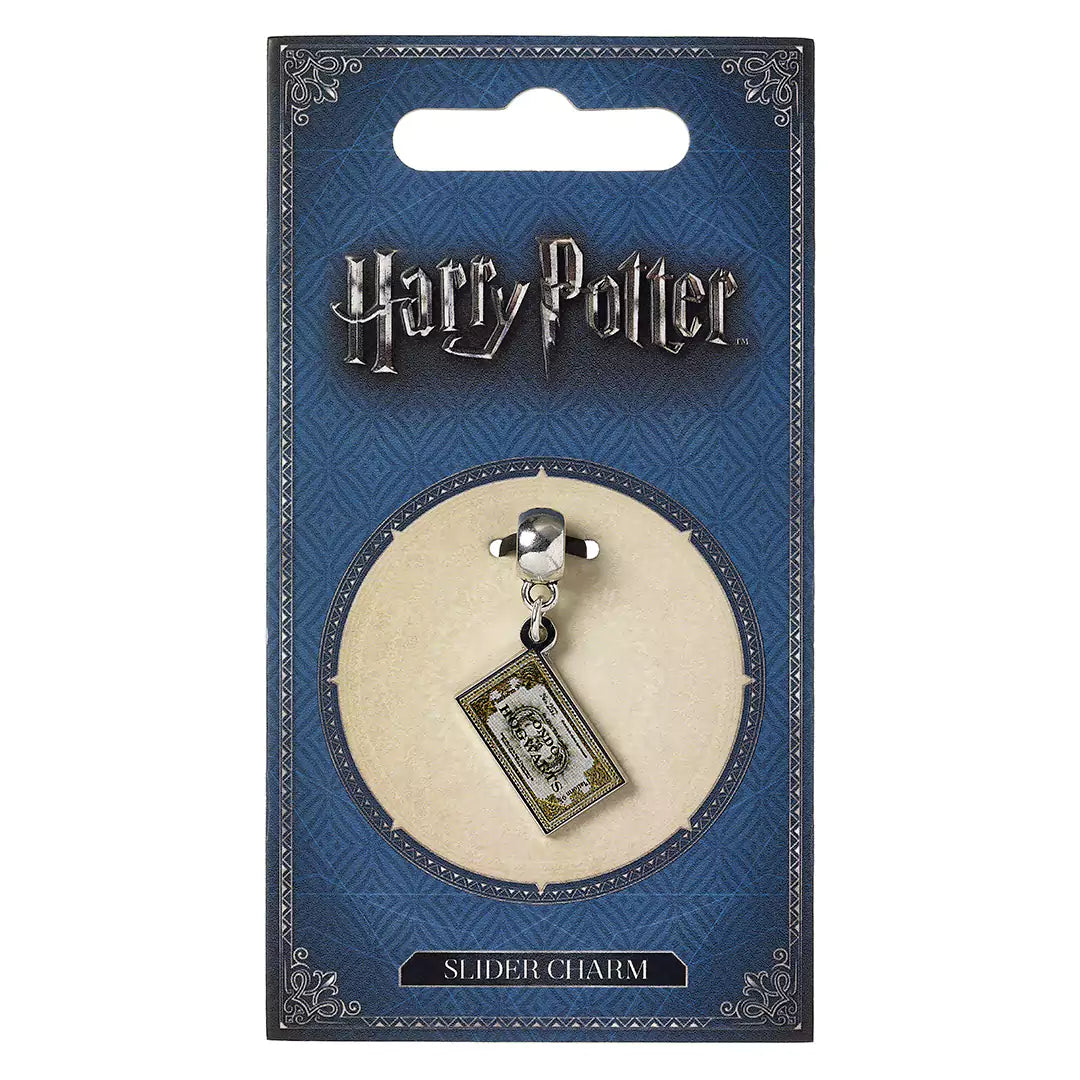 Zoom sur le Pendentif Charm Ticket du Poudlard Express, un accessoire élégant et détaillé qui capture l'essence du voyage vers l'école de sorcellerie Poudlard.