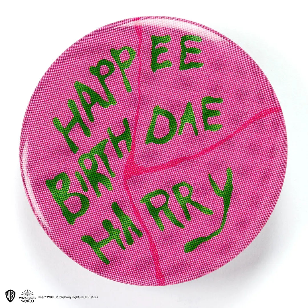 Badge Gâteau Happee Birthday - Harry Potter, un accessoire magique pour élever vos célébrations d'anniversaire dans l'univers ensorcelant de Harry Potter.