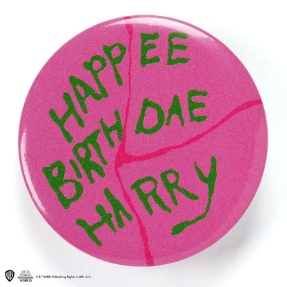 Badge Gâteau Happee Birthday - Harry Potter, un accessoire magique pour élever vos célébrations d'anniversaire dans l'univers ensorcelant de Harry Potter.