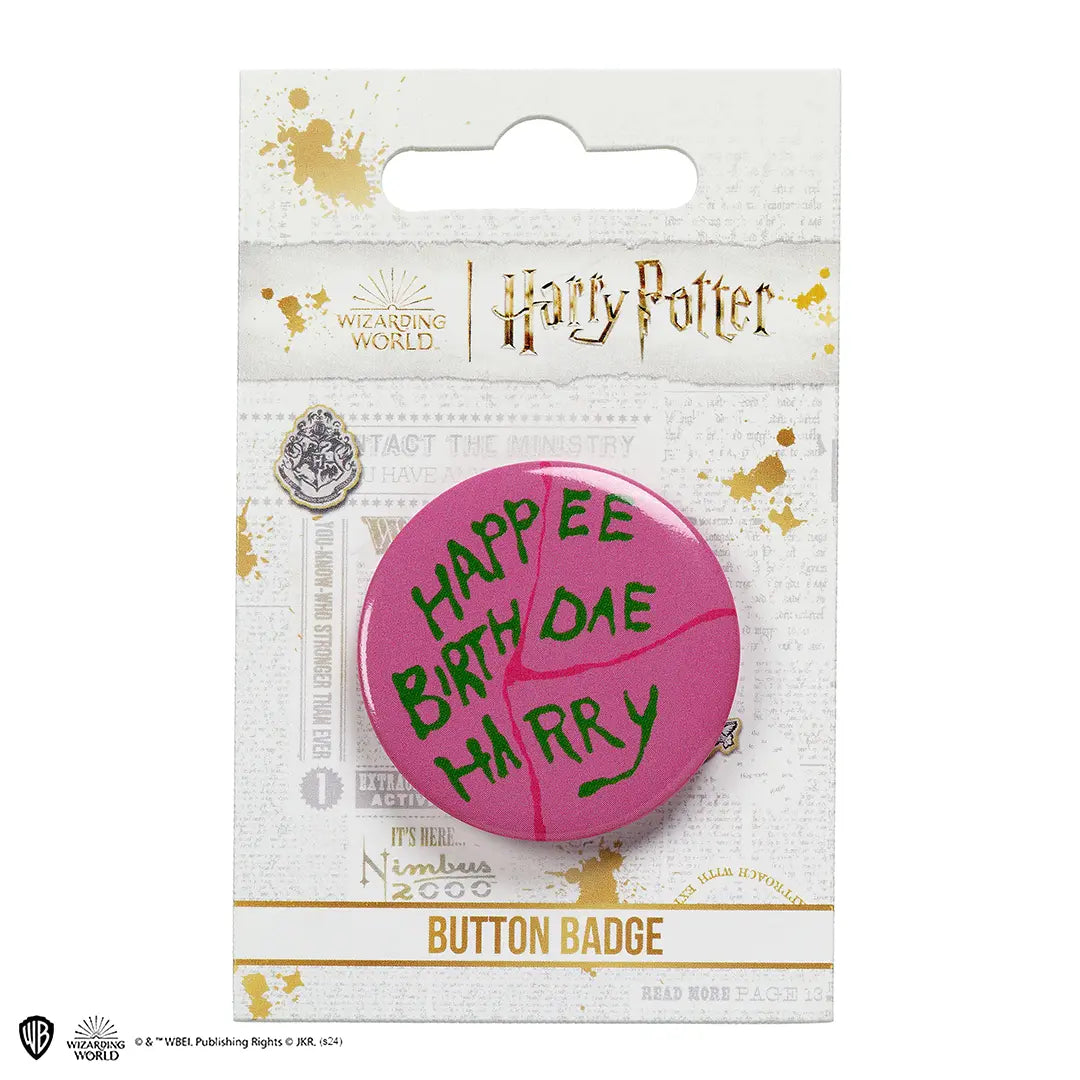 Badge Gâteau Happee Birthday - Harry Potter, un accessoire magique pour rendre votre anniversaire inoubliable, parfait pour les fans de la célèbre saga.