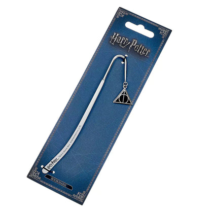 Détail du charm Reliques de la mort sur un marque-page, ajoutant une touche de magie à chaque lecture.