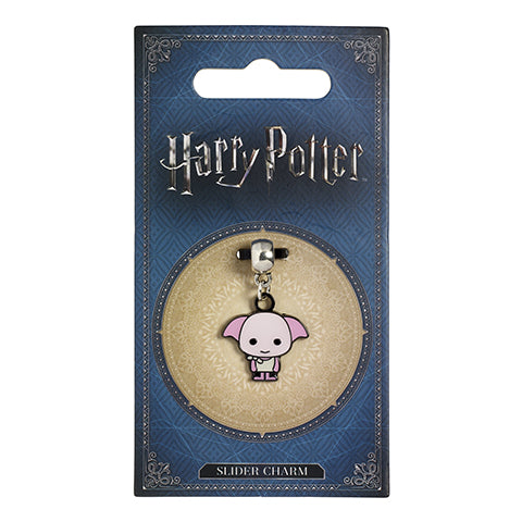 Détail du Pendentif Charm Dobby, accessoire léger et délicat qui enrichira votre collection de bijoux Harry Potter.