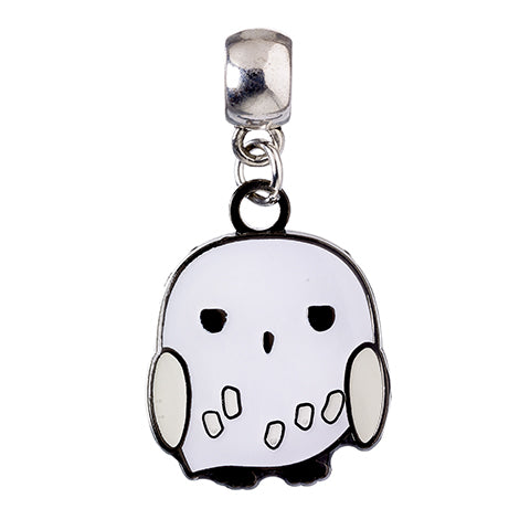 Vue rapprochée du Pendentif Charm Hedwige, un accessoire chibi adorable, compatible avec la collection The Carat Shop sous licence Harry Potter.
