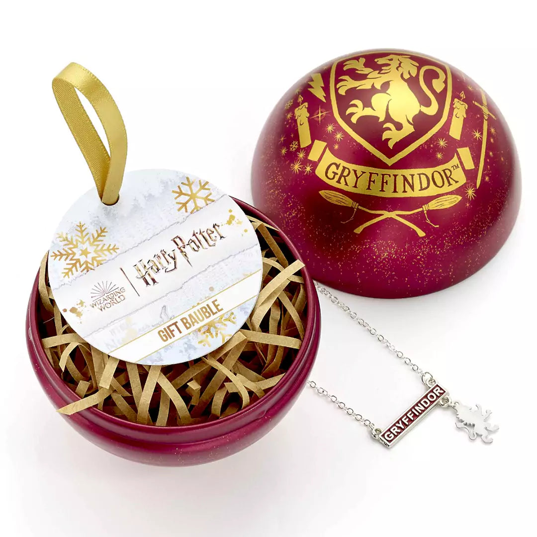 Boule de Noël Gryffondor et Collier - Harry Potter portés ensemble, illustrant le style élégant et l'esprit héroïque de la saga.