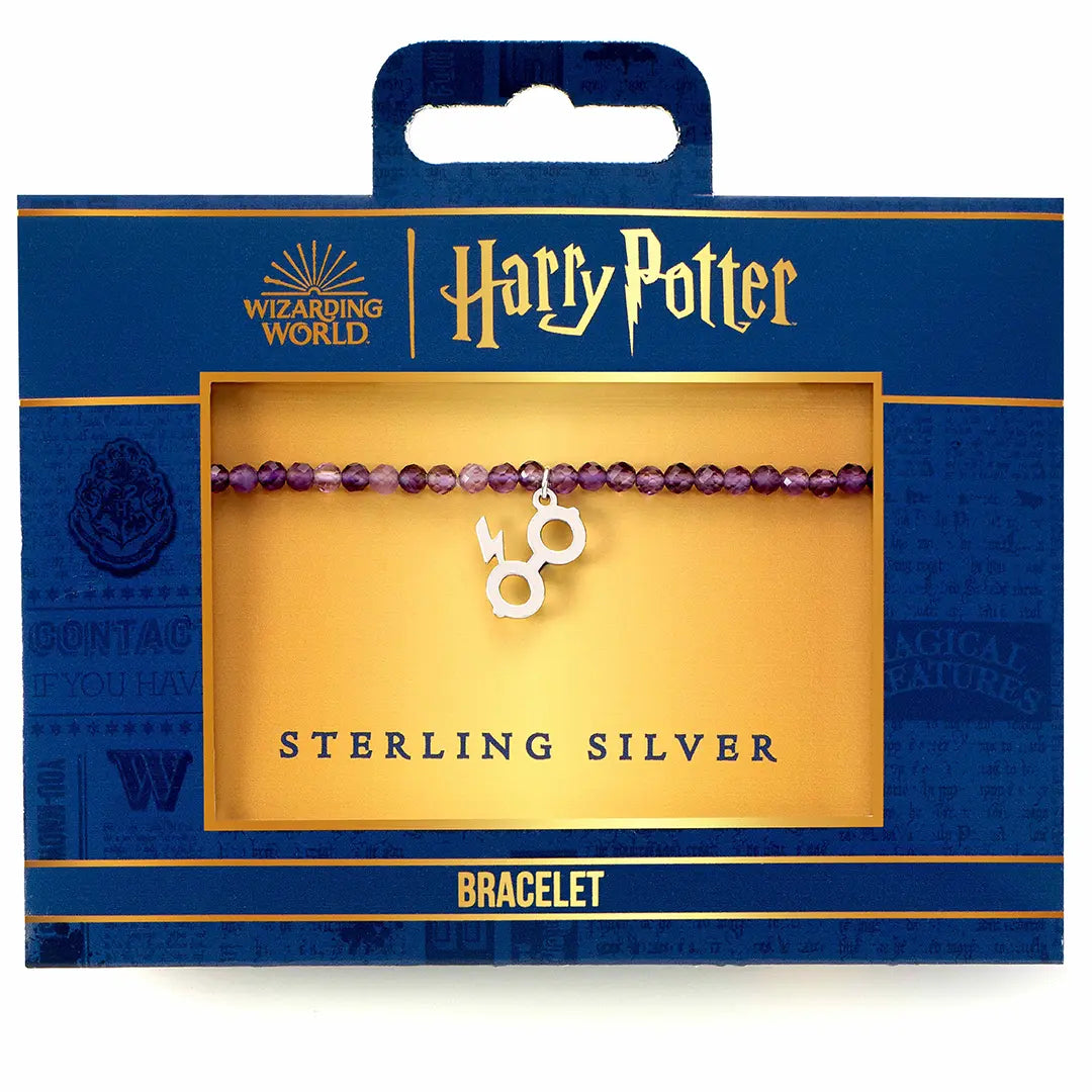 Détail du Bracelet Charm à perles violettes Lunettes et Éclair en argent 925, capturant la magie de Harry Potter avec son design unique.