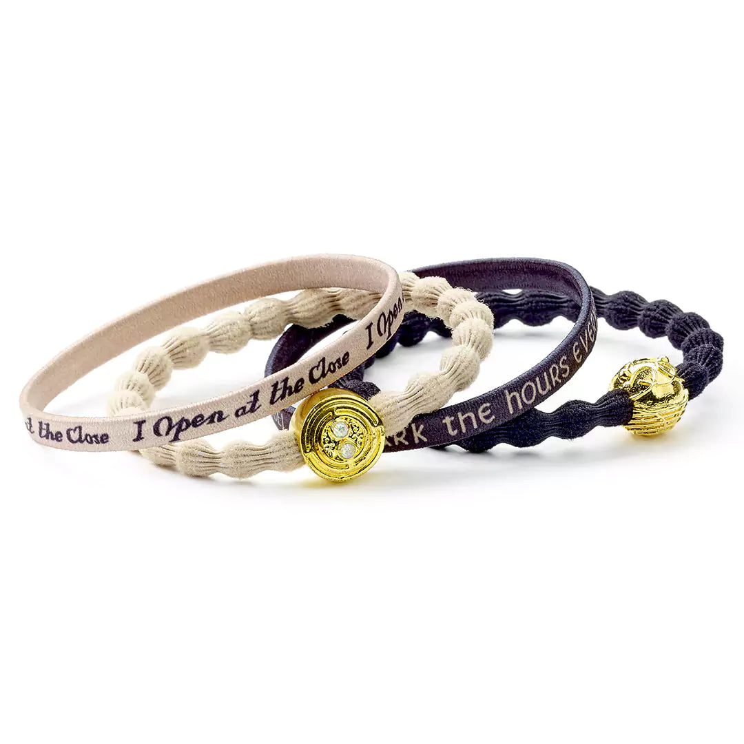 Détails de l'ensemble d'élastiques à cheveux Retourneur de temps et Vif d'or, illustrant leur design élégant, idéal pour les fans de la saga Harry Potter.