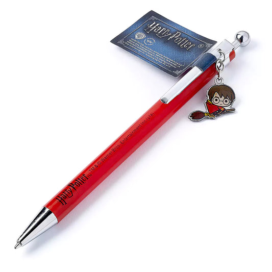 Stylo Harry Potter rouge avec charm, un accessoire magique idéal pour les fans de la saga et pour écrire en bleu avec style.