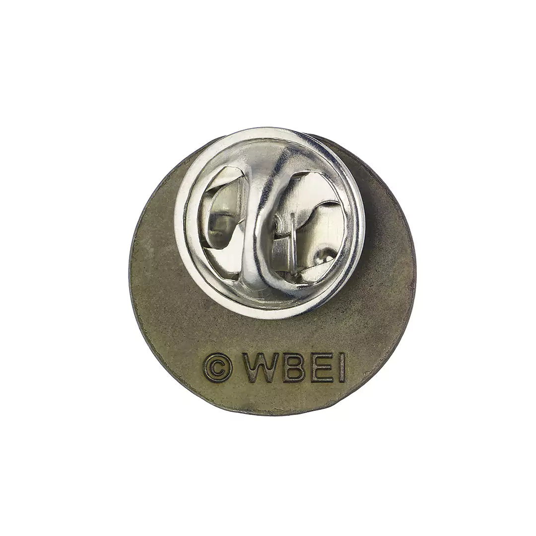 Détail du Pin’s Quai 9 3/4, un accessoire magique pour les passionnés d'aventure.