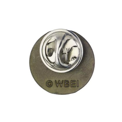 Détail du Pin’s Quai 9 3/4, un accessoire magique pour les passionnés d'aventure.