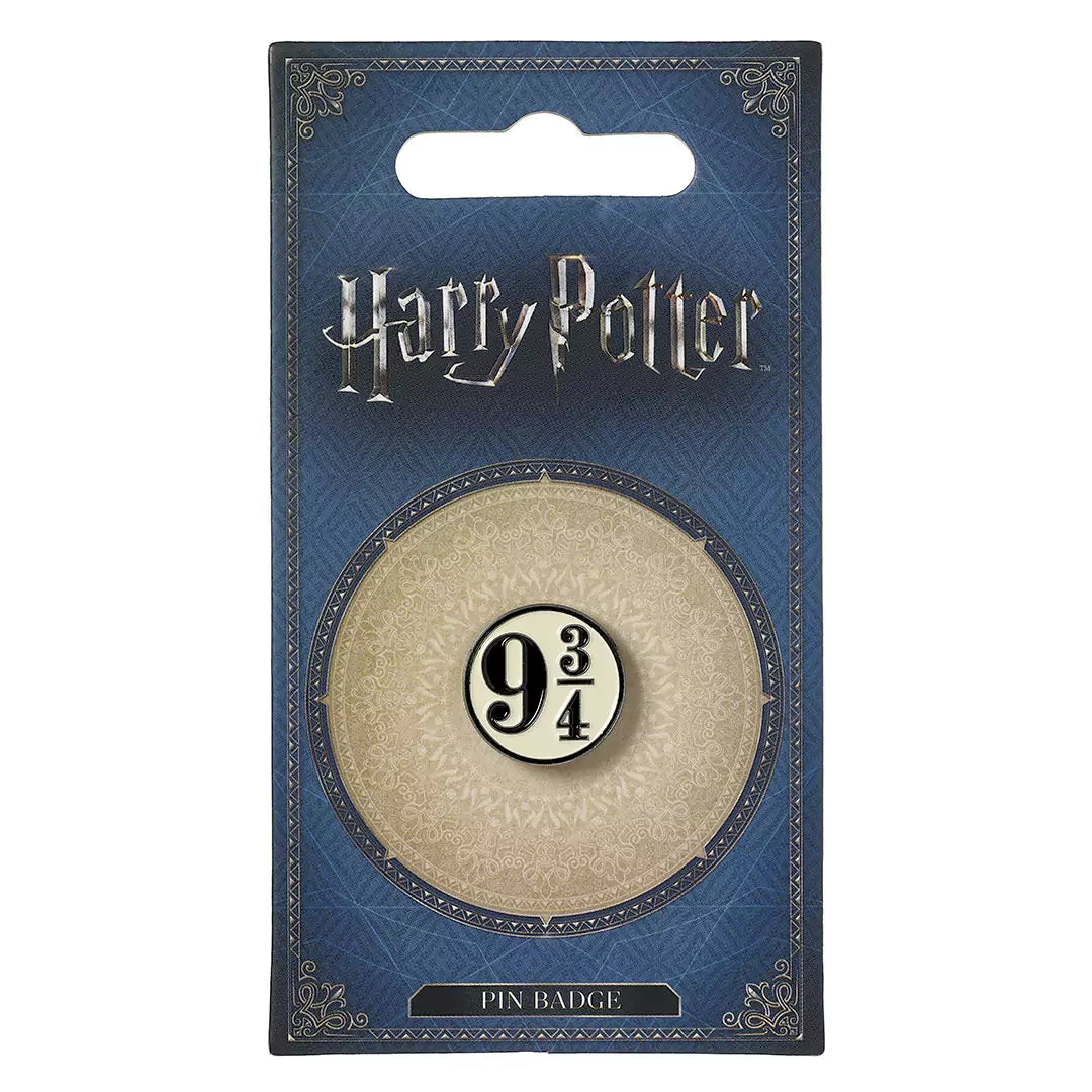 Pin’s Quai 9 3/4 sur un revers de veste, ajout d'originalité et de style.