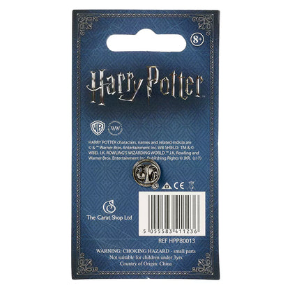 Pin’s Dobby l’elfe de maison porté sur un vêtement, ajoutant une touche de magie au style quotidien.