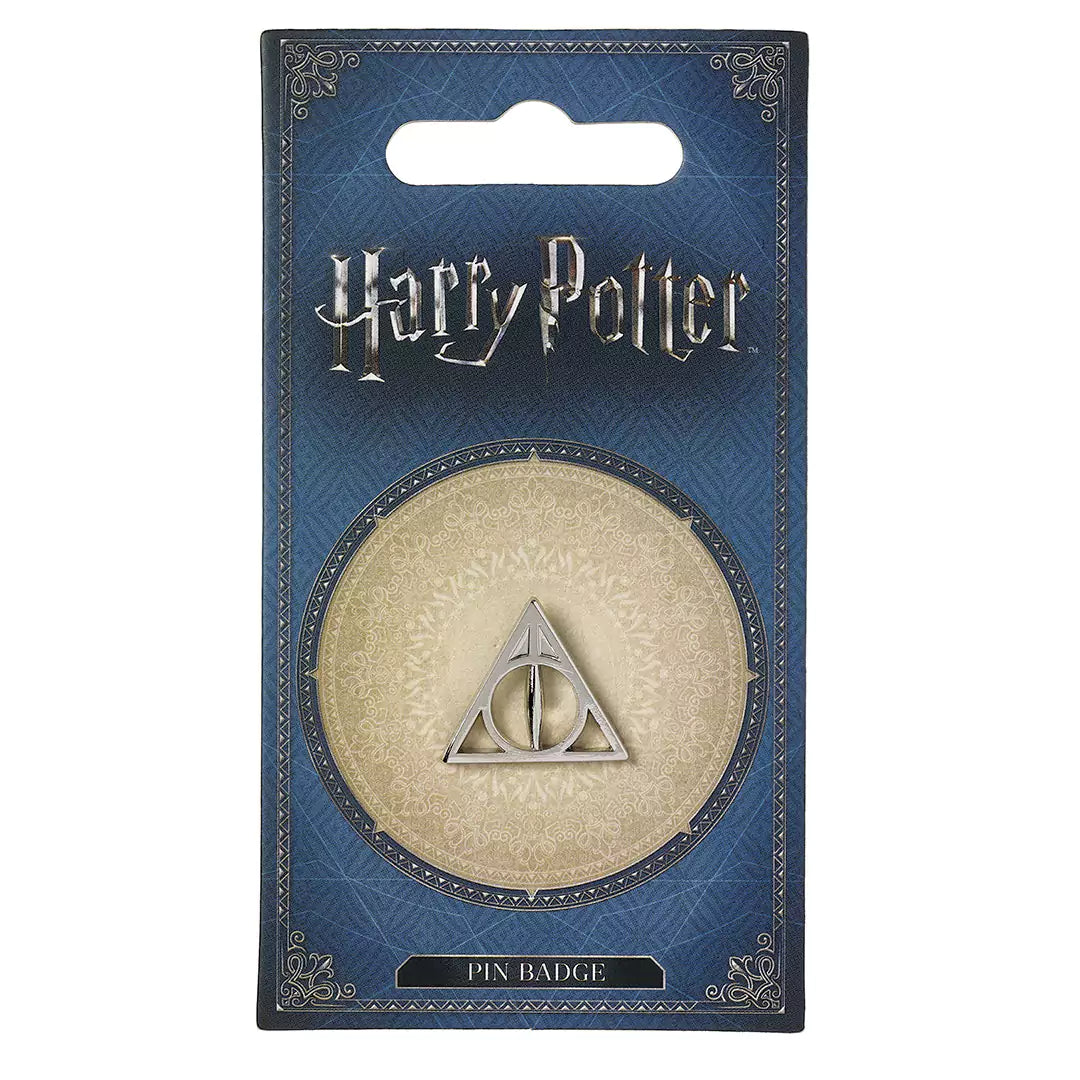 Pin's Les Reliques de la Mort porté sur un vêtement, ajoutant une touche unique à votre style.