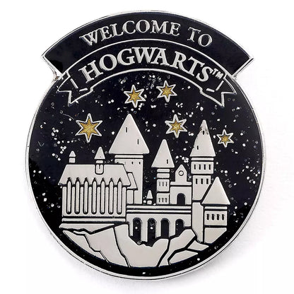 Pin Bienvenue à Poudlard - Harry Potter, un accessoire magique emblématique pour les fans de la saga, affichant une inscription captivante 'Welcome to Hogwarts'.