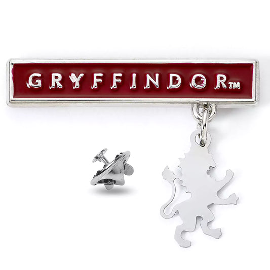 Pin's plaque Gryffondor - Harry Potter avec un design élégant représentant le blason emblématique, symbole de bravoure et de courage.