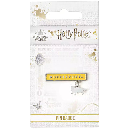 Pin’s plaque Poufsouffle - Harry Potter, un accessoire magique pour les fans de Poudlard, idéal pour ajouter une touche stylée à vos vêtements ou sacs.